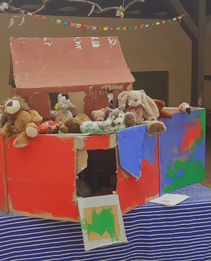 Nachbau der Arche Noah mit Kuscheltieren