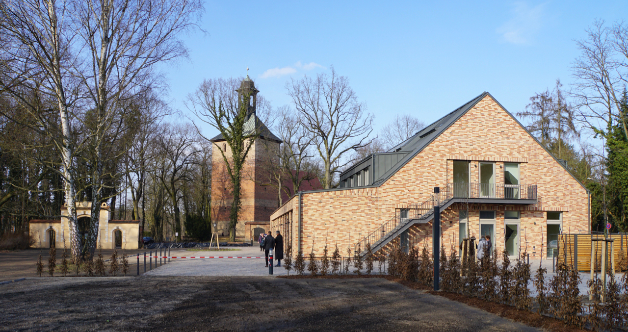 Alte Dorfkirche und neues Gemeindehaus